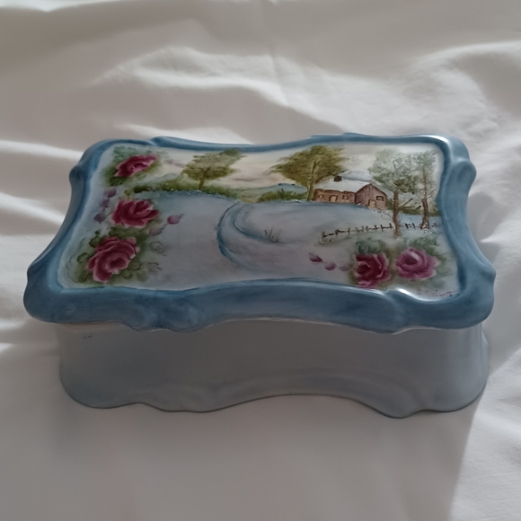 Vintage Handpainted Porcelain Trinket Vanity Box With Lid Flowers Country Scene - Picture 4 of 11